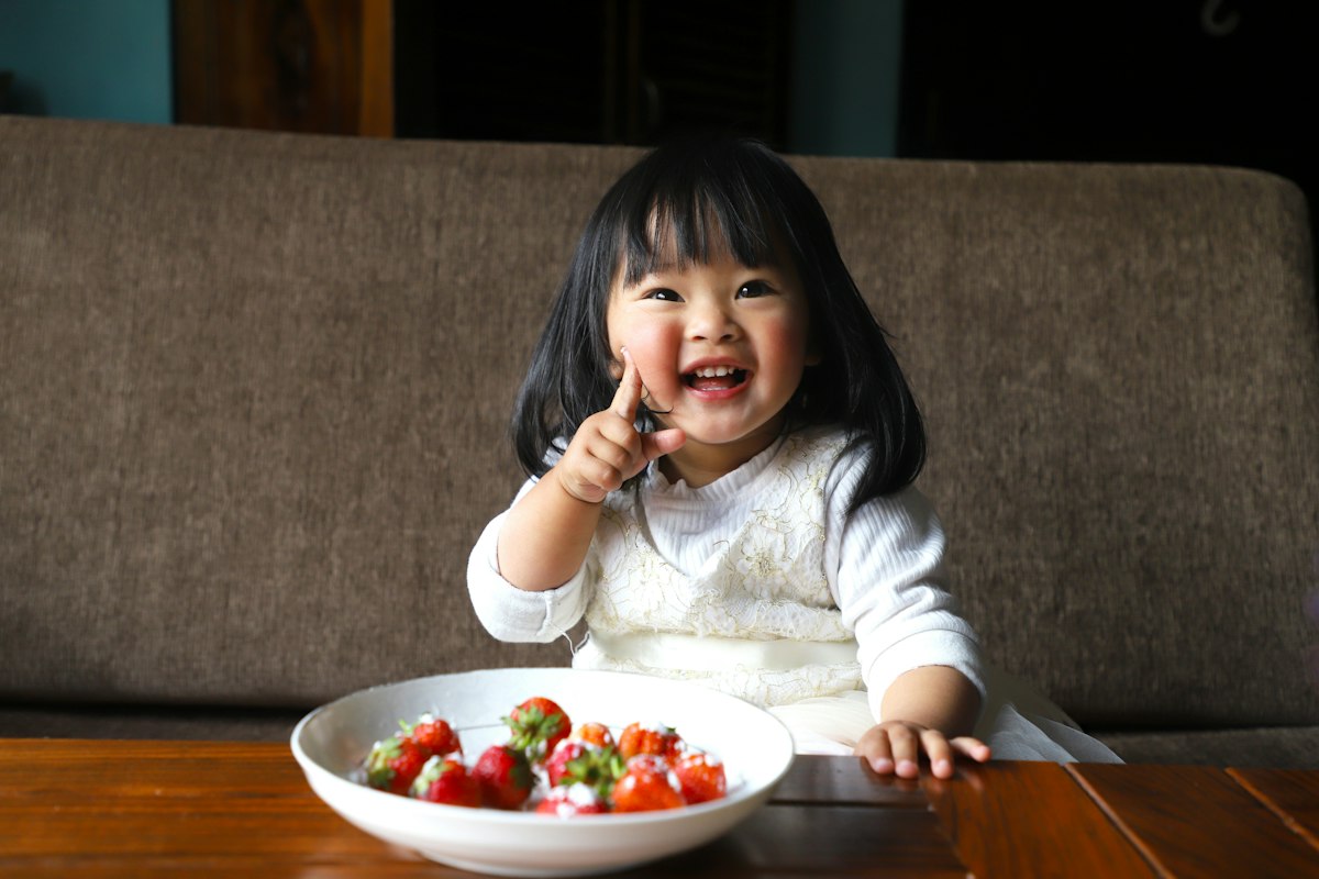 Famiglia che mangia insieme senza telefoni